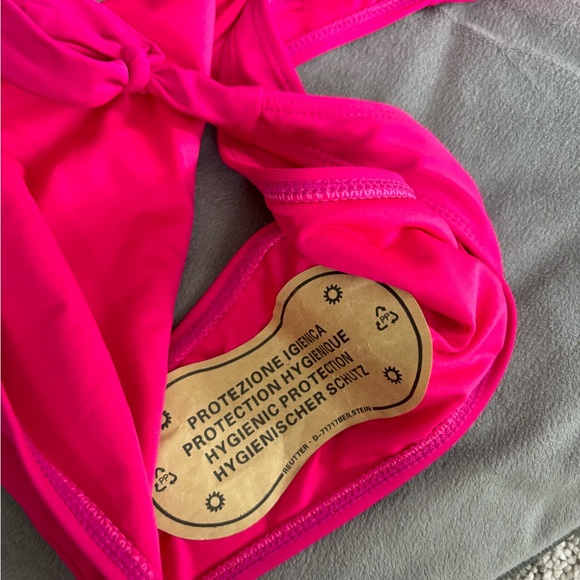 Pink bikinis - Picture 3 of 8